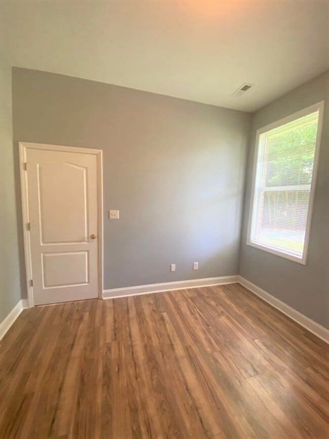 Building Photo - Downtown Cornelius! Minutes from Lake Norman! 2 Bedroom, DUPLEX!