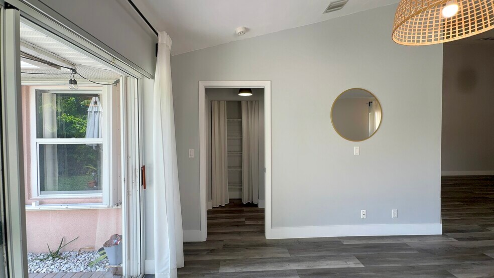 Building Photo - 5465 Grande Palm Cir