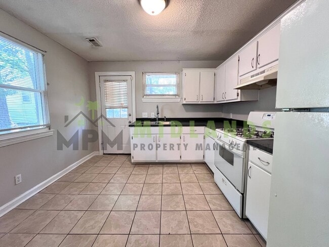 Building Photo - 4921 Dale Dr