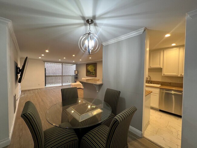 Building Photo - 2 Bed 2 Bath - Split Unit