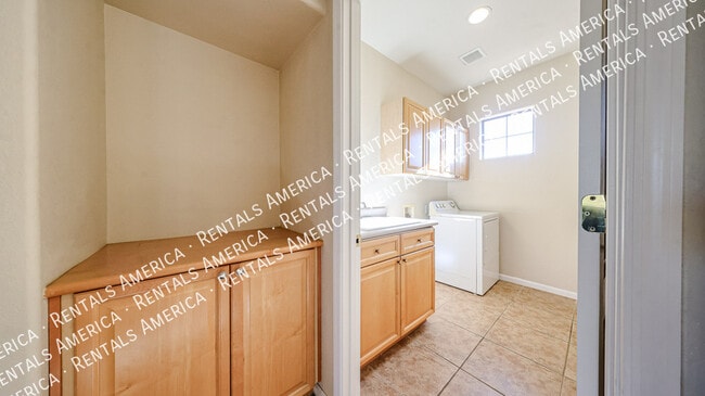 Building Photo - 13601 W Cypress St