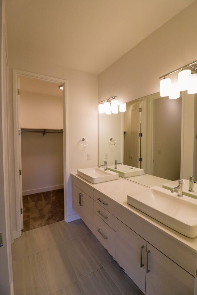 Building Photo - 4bd/3ba Newcastle House