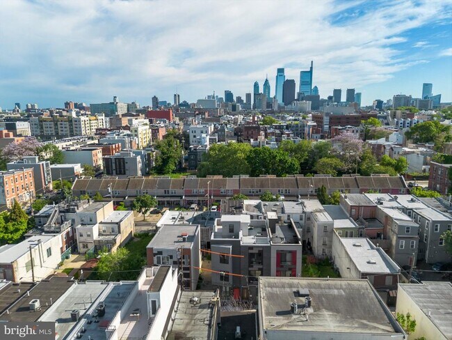 Building Photo - 1528 W Seybert St