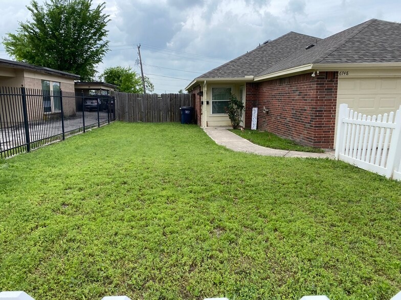 Fenced front yard. - 6748 Trail Lake Dr