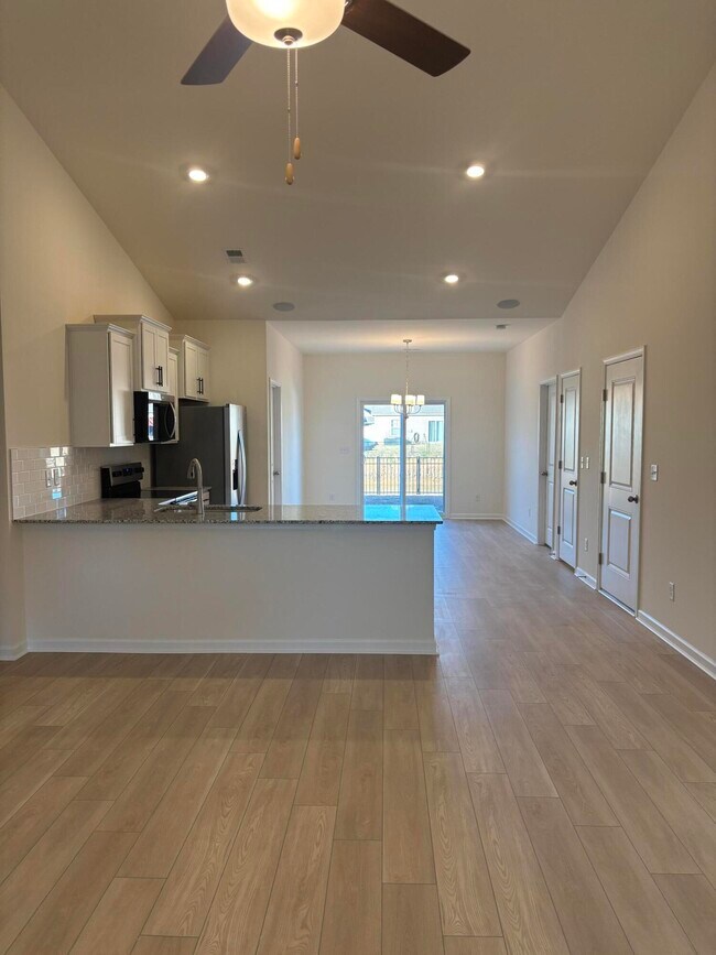 Building Photo - 370 Acorn St