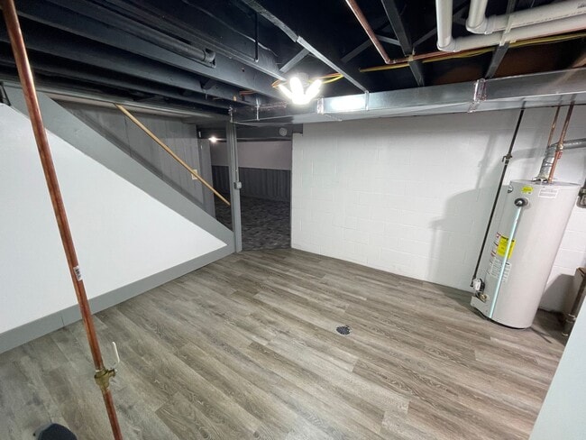 Building Photo - Raised Ranch with a 2 car attached garage in PV Schools