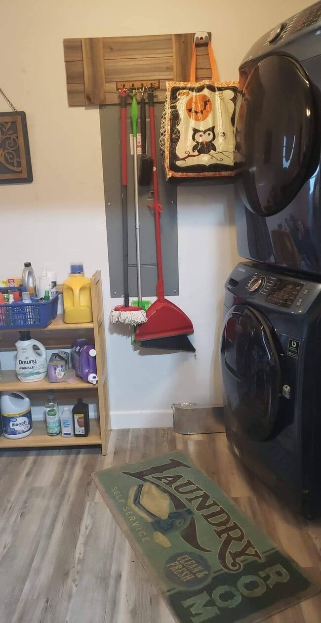 Building Photo - 2404 Wendy Way Dr