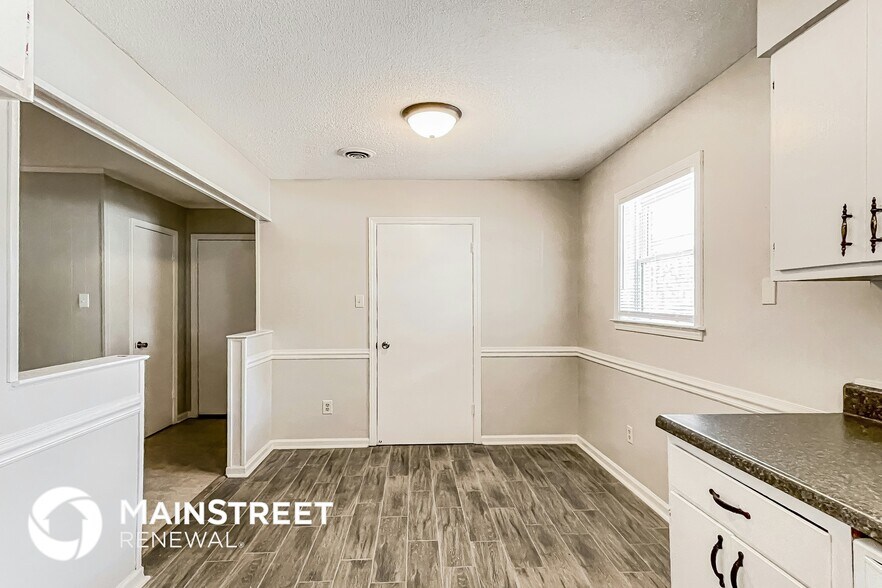 Building Photo - 4290 Park Forest Dr