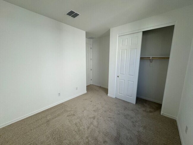 Building Photo - NEW 5 Bedroom 3 bathroom home in Surprise!