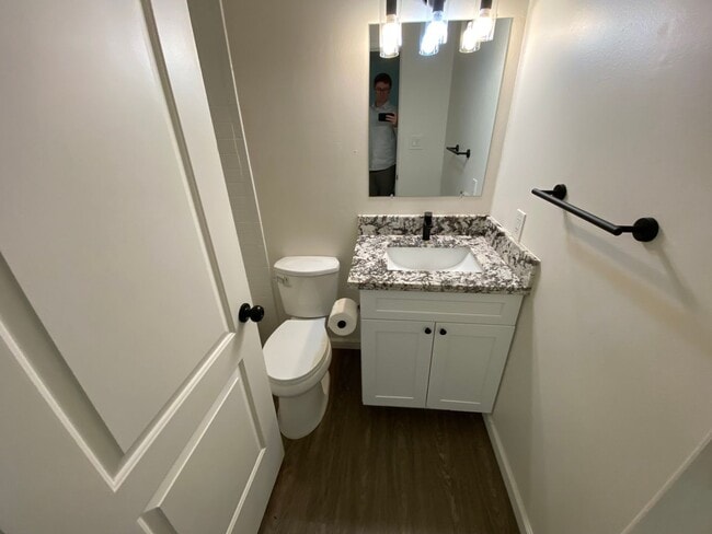 Building Photo - Remodeled 2 bedroom 1 bath townhouse