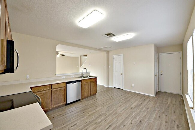 Building Photo - 105 Mesa Dr