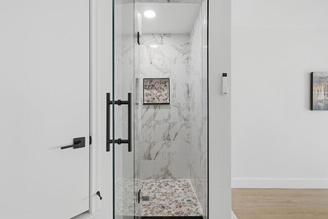 Building Photo - 4 bed with back yard in great East side location.