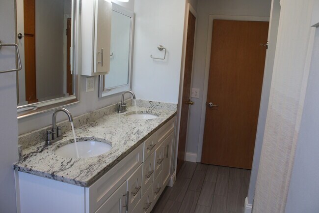 Building Photo - 5039 W Clayton Rd