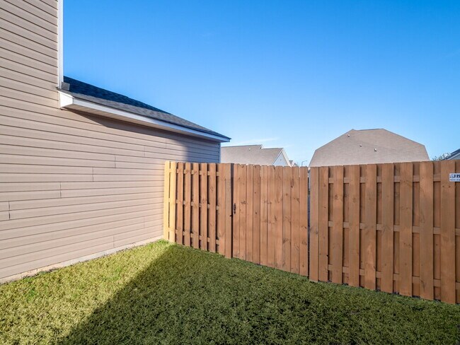 Building Photo - "Spacious Elegance Awaits: 4-Bedroom Haven with Granite Touches in Sumter"