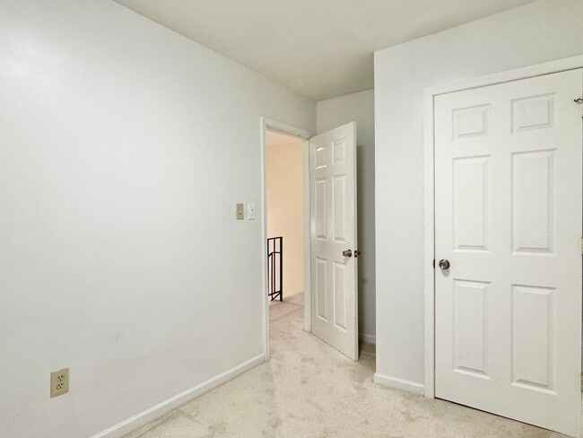 Building Photo - Beautifully updated 3BR/2.5BA townhome in Dale City!