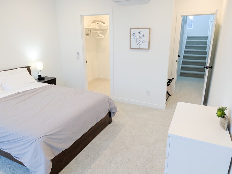 Building Photo - 2227 25th Ave S