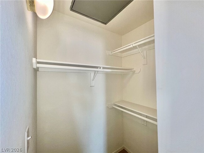 Building Photo - 950 Seven Hills Dr