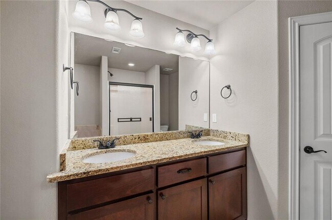 Building Photo - 904 SW Caprington St