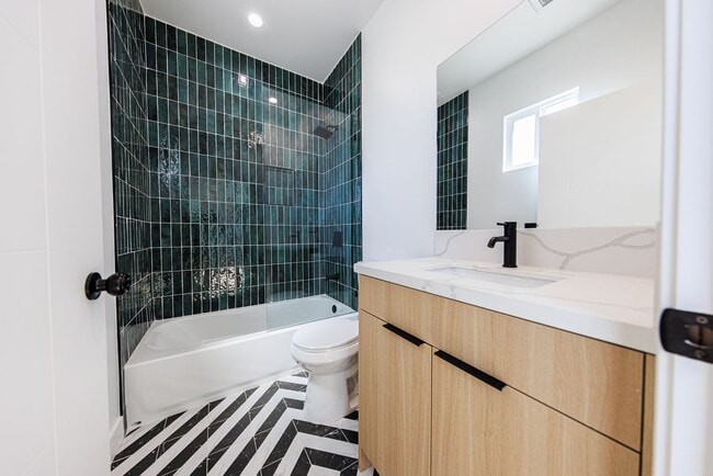 Building Photo - 2847 S Victoria Ave