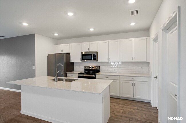 Building Photo - Spacious 5BR House in Fort Pierce, minutes...