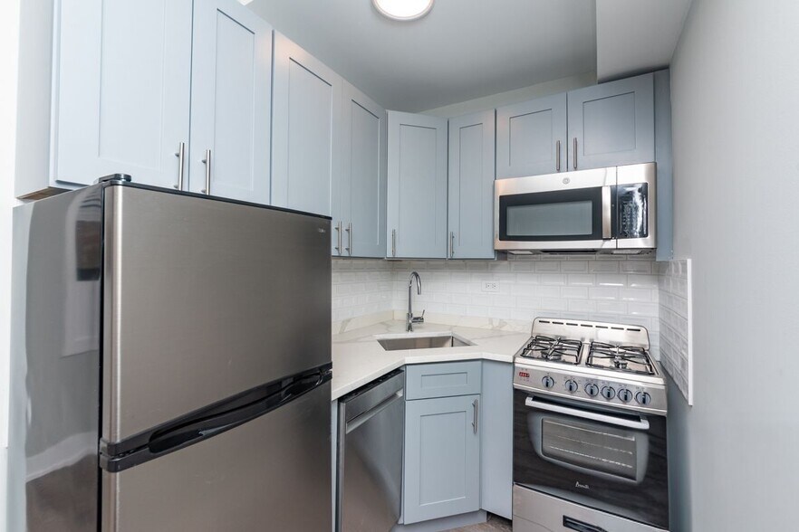 Building Photo - 505 W Belmont Ave