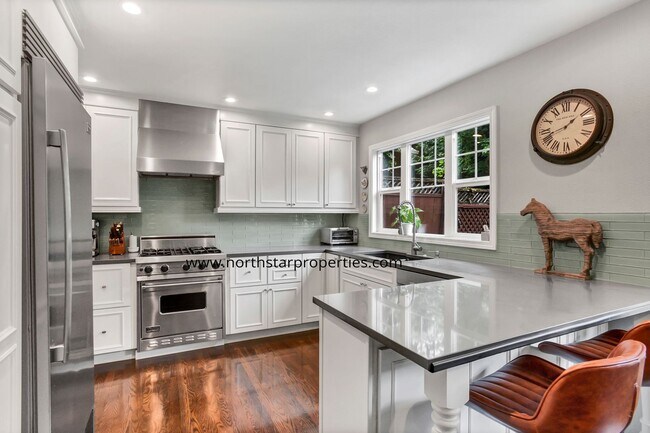 Building Photo - Lake Oswego Perfection