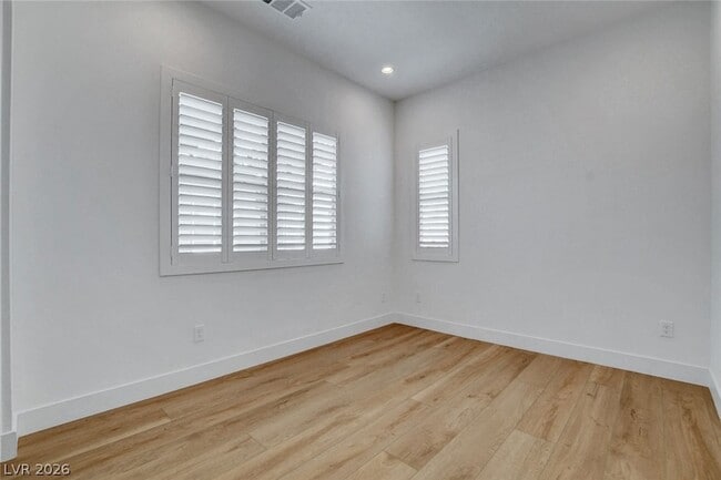 Building Photo - 670 Grey Saker St