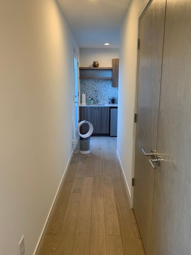 Building Photo - Capital Hill Row House ! 3 bed, 3 bath 194...