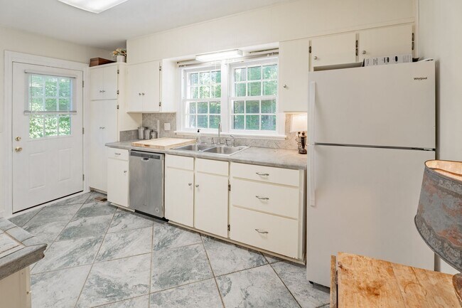 Building Photo - 719 Hayne Ave SW