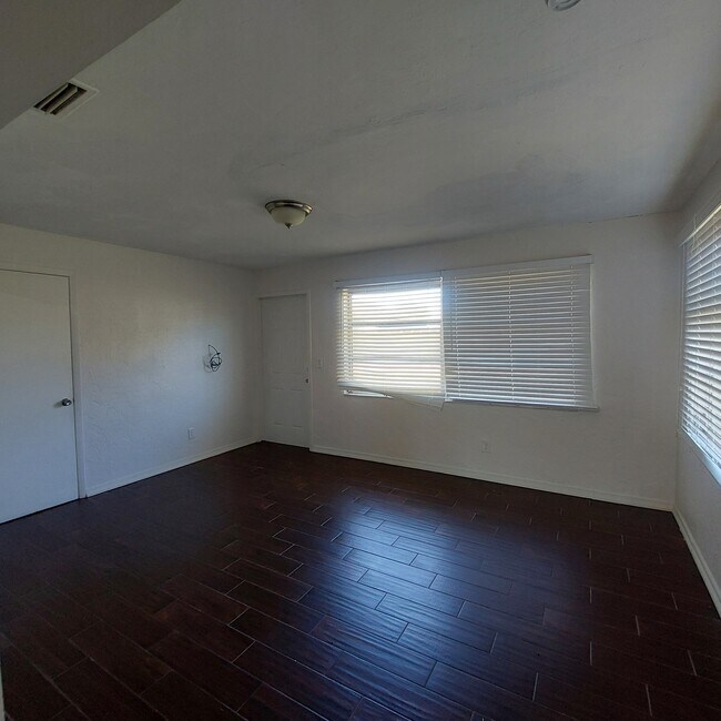 Building Photo - 1213 SW 48th Ter