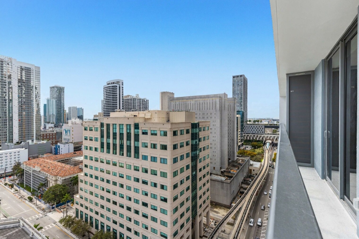 Building Photo - 501 NE 1st Ave