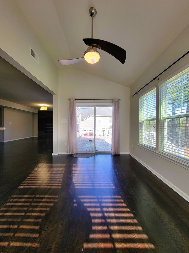 Building Photo - Large 2 story transitional in highly sough...