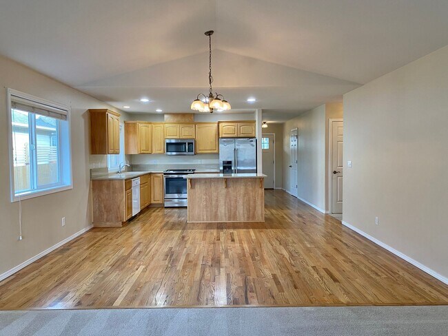 Building Photo - Spacious single-level 3 BR + office in NE ...