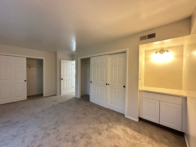 Building Photo - Upgraded Corner Townhouse - 2 bed/1.5 bath