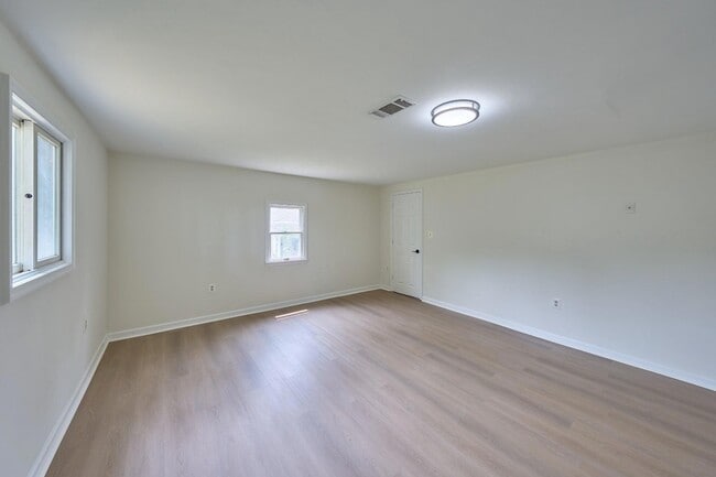 Building Photo - 2924 Gracefield Rd