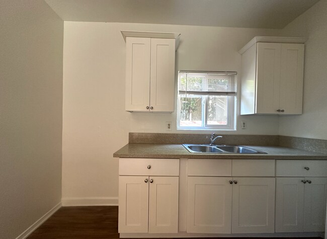 Building Photo - Charming 1 Bed 1 Bath Unit - Move in Speci...