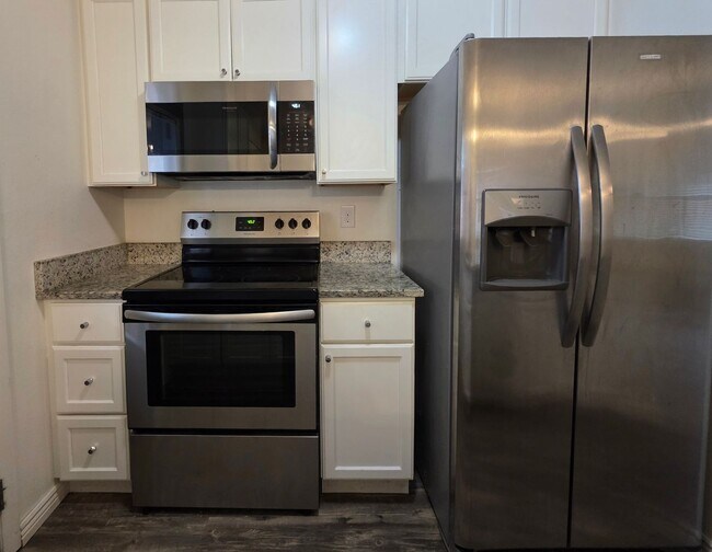 Building Photo - Massive 5 Bedroom Townhouse in Aurora