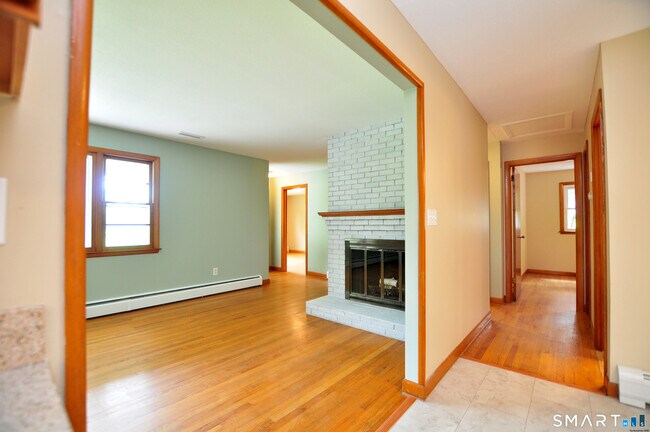 Building Photo - 84 Holcomb St