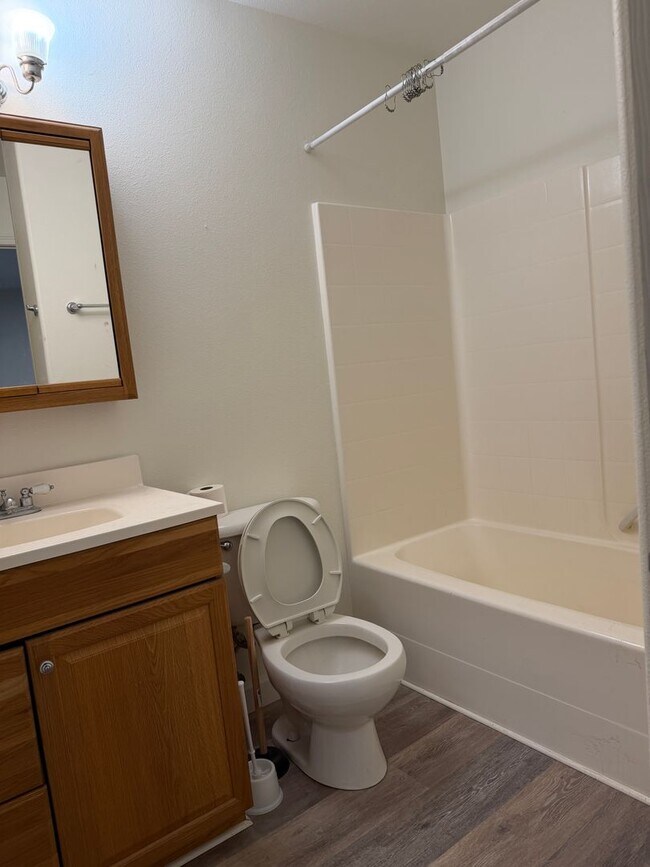 Building Photo - 4 Bedroom Duplex for Rent