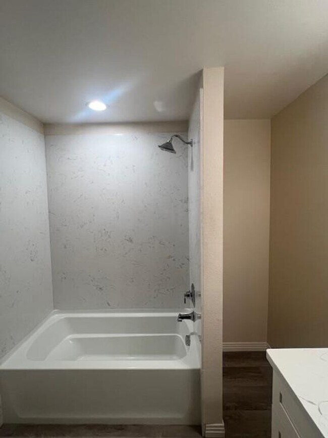 Building Photo - 4905-4907 Douvan Court