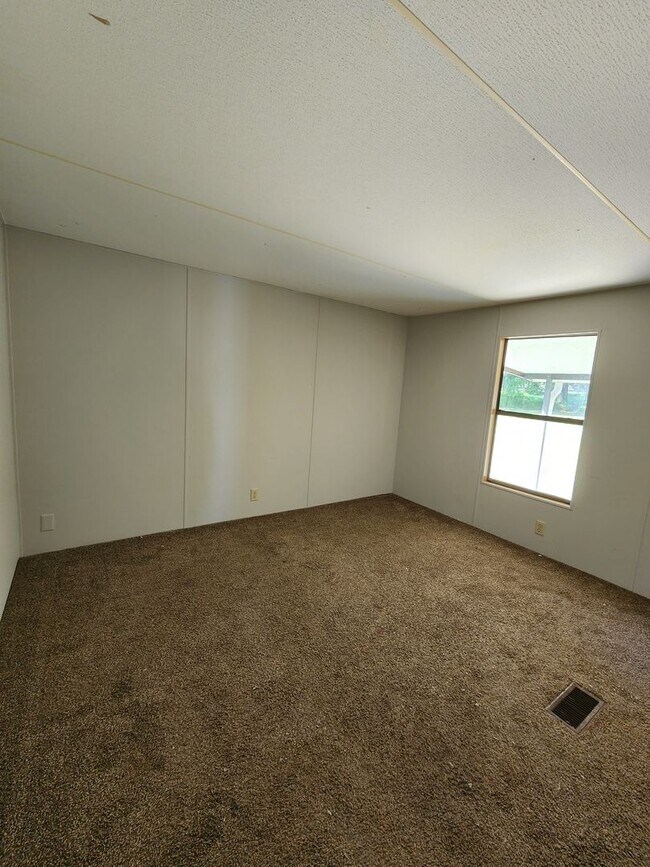 Building Photo - 2 Bedroom 2 Bathroom W/ Storage in family friendly neighborhood!