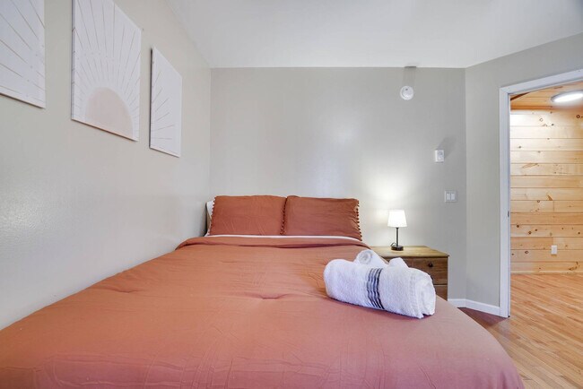 Building Photo - 255 Hillary Dr W