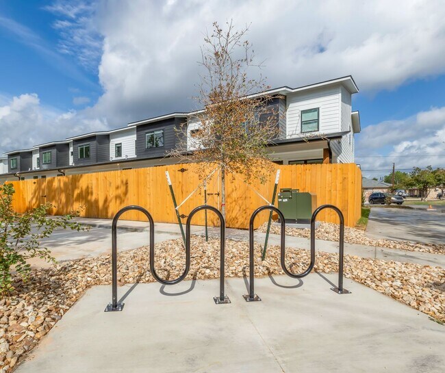 Building Photo - 213 Lynn Dr