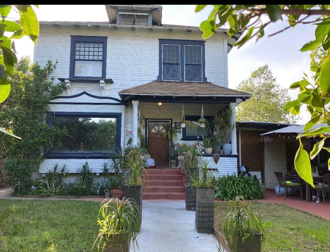 Building Photo - 2807 Halldale Ave