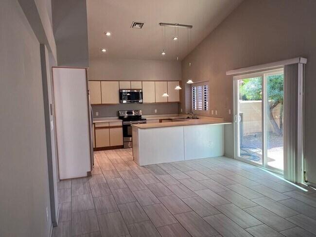 Building Photo - Adorable light and bright! 3Bedroom/2Bath ...