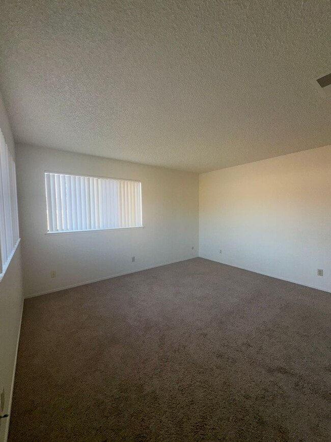 Building Photo - Cute 2 Bedroom