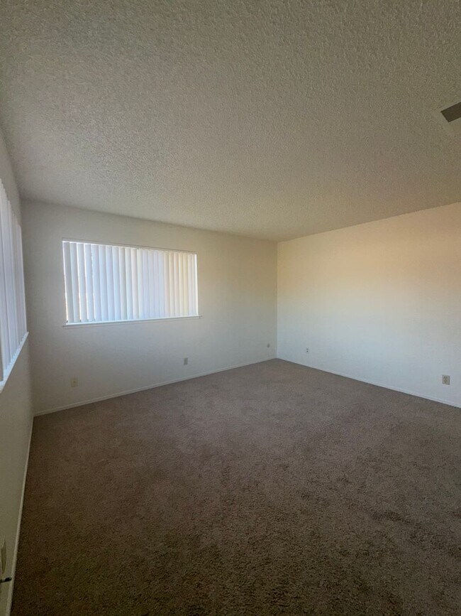 Building Photo - Wow!! Just Remodeled