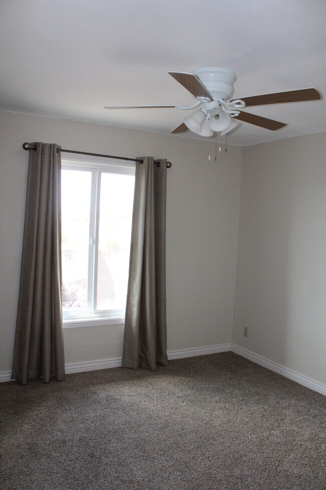 Building Photo - Remodeled 3 Bed 2 Bath Long Term Rental!