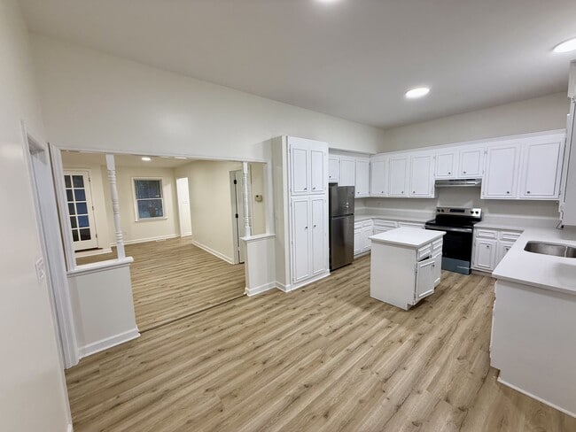 Building Photo - 140 White Oak Cir