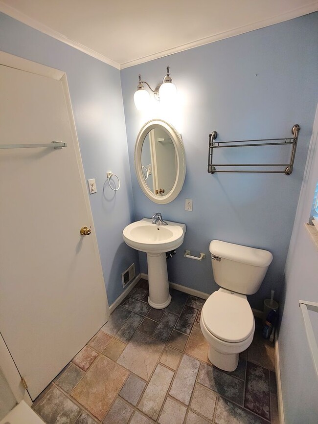 Building Photo - *Recently Updated 3BD/2.5BA Available for ...